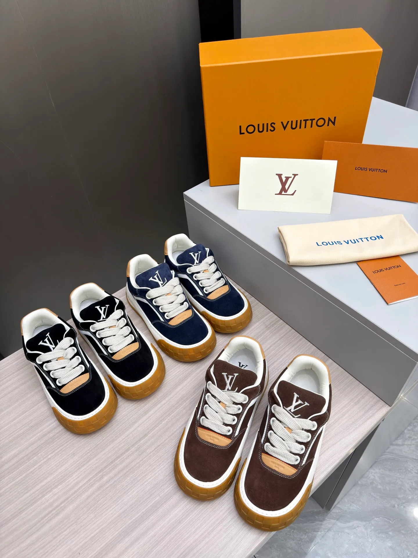 Men's men's shoes pP640! Top version LV-Louis Vuitton-classic catwalk new style, empty glue process·original 1:1 development and reproduction! ! The upper foot is very comfortable. It is made of luxurious materials and fine workmanship. The midsole is printed with English letters "Made in Europe". The upper is made of calfskin imported from Italy. The side is decorated with the brand's LOGO and signature. The latest latex foot pads and mesh lining make the foot feel super comfortable. The original two-color TPU combination outsole is specially provided by the original factory. Bag technology Goodyear stitched edges Fabric: Exclusive custom first-layer cowhide Accessories: Exclusive private model Vuitton logo, lining: Customized silk mesh lining - first-layer silk cowhide lining Outsole: TPU combination outsole wear-resistant, non-slip and anti-yellowing Foot pads: new latex pads-mesh sweat-absorbent Counter technology: fully computerized sewing machine wire drawing Toe box back cover Hot and cold shaping Full set of pull-top last with medium and low logo pattern Code number 39-45
